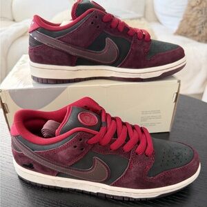 Nike Unisex RIOT SKATESHOP X DUNK LOW PRO SB QS 'MAHOGANY DARK BEETROOT'